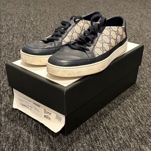 Gucci Navy & Beige GG Supreme Low-Top Sneakers